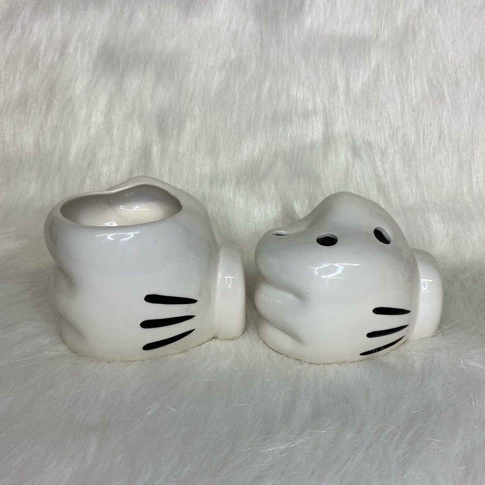 RARE HTF Disney Mickey Mouse Scattered Parts White glove bathroom accessories